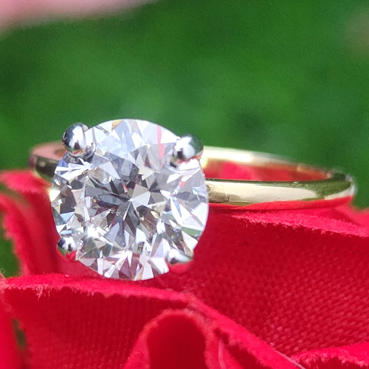 Engagement Ring with a Round Brilliant Diamond